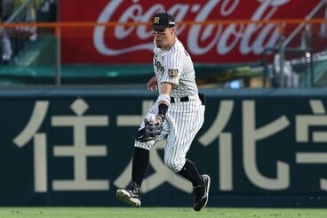 ４回、打球をファンブルした佐藤輝明