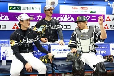 シリーズ前日、前DeNAの山本祐大(右)から「横浜対策」を受けるソフトバンク・周東佑京(左)。奥は柳町達