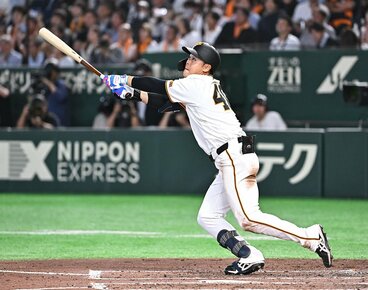 ５回、口火の先制犠飛を放った巨人・中山礼都