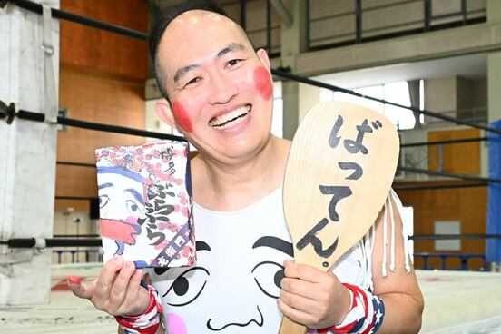 博多銘菓博多ぶらぶらを持ちポーズをとるばってん×ぶらぶら