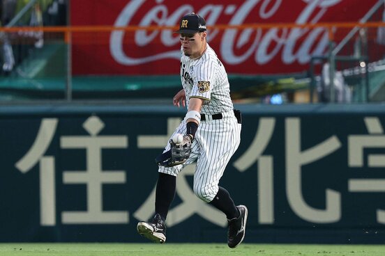 ４回、打球をファンブルした佐藤輝明