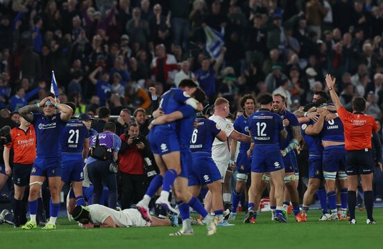 イングランドに勝利して喜ぶイタリアの選手たち（ロイター）