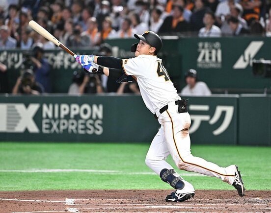５回、口火の先制犠飛を放った巨人・中山礼都