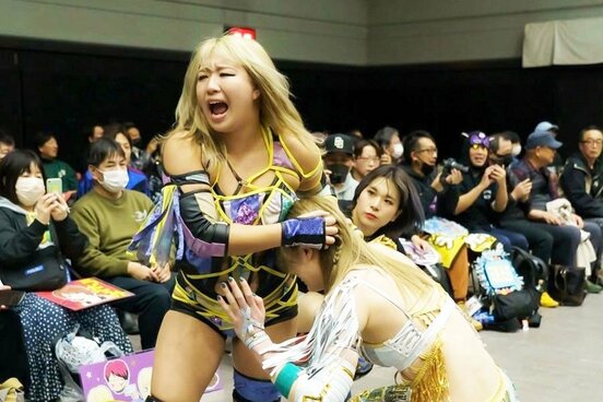 場外で上谷沙弥をいたぶる渡辺桃（©STARDOM）