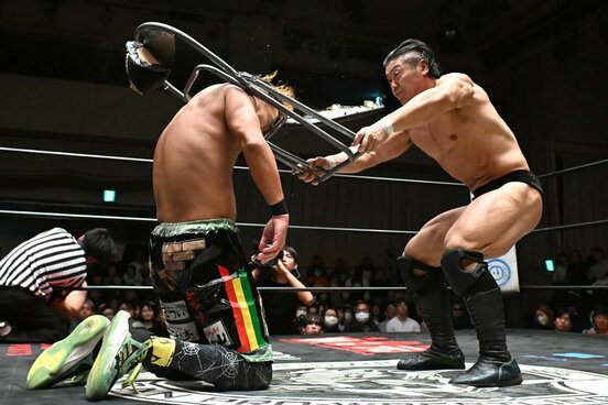 Ｋｚｙ(左)の頭をパイプ椅子で打ち抜いたBIGBOSS清水