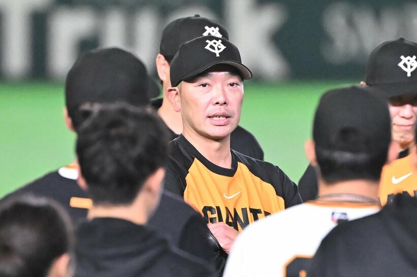 練習前にナインに声をかける巨人・阿部監督（中）