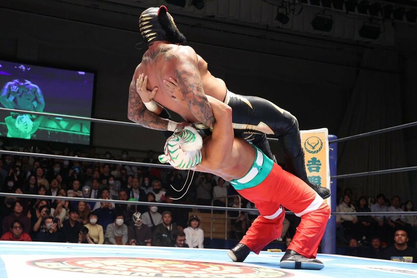 マグヌス(上)を華麗な猛虎原爆で仕留めたタイガーマスク