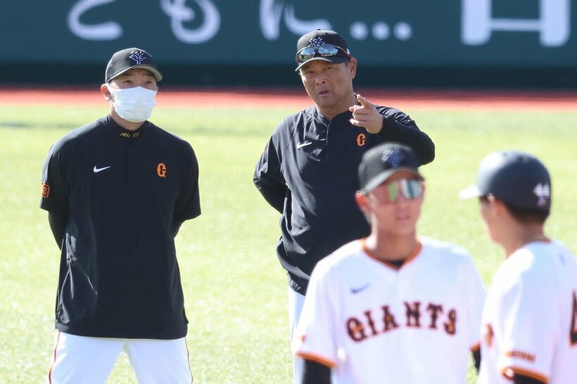 「頭を使う練習」を積極的に取り入れた巨人・阿部監督（左）と橋上コーチ