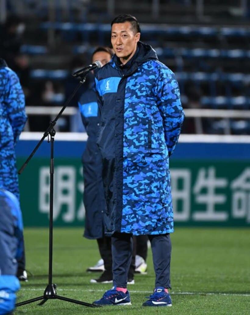  試合後にセレモニーで挨拶する横浜ＦＣキャプテンのＧＫ南雄太