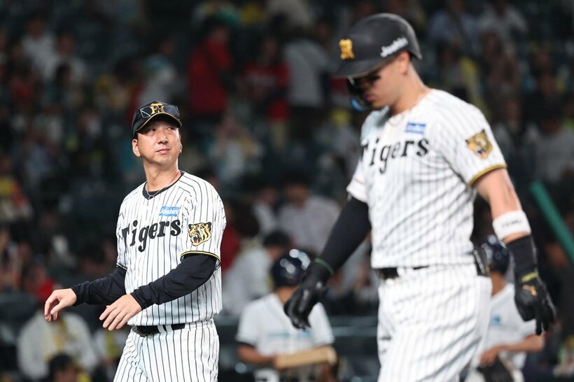 15日の広島戦は今季初の零封負けに終わった阪神・藤川監督(左)