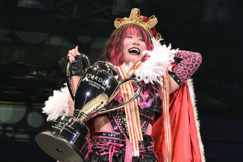 優勝トロフィーを手に、笑顔の吏南