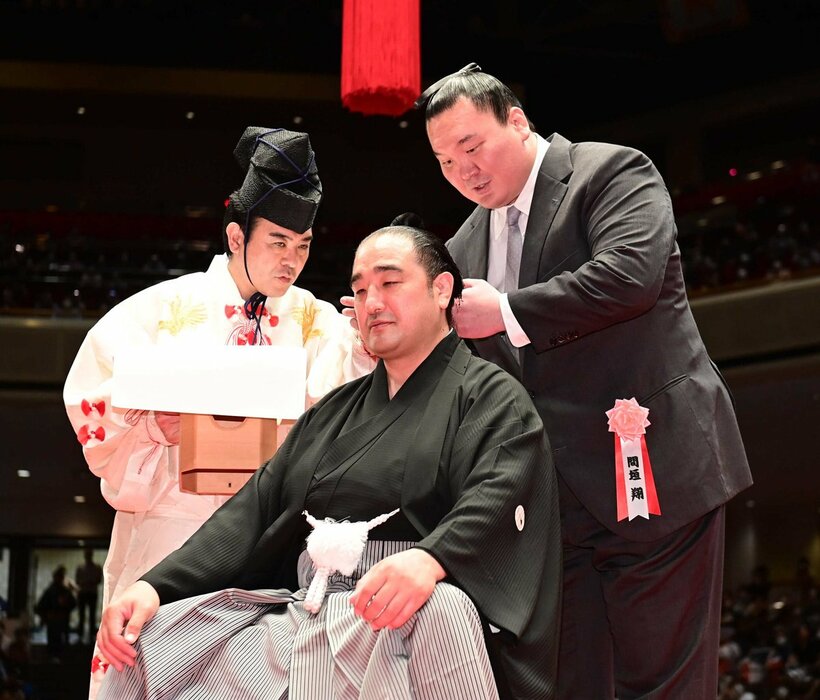  今年５月には元安美錦の安治川親方(中)の断髪式に出席した宮城野親方（代表撮影）