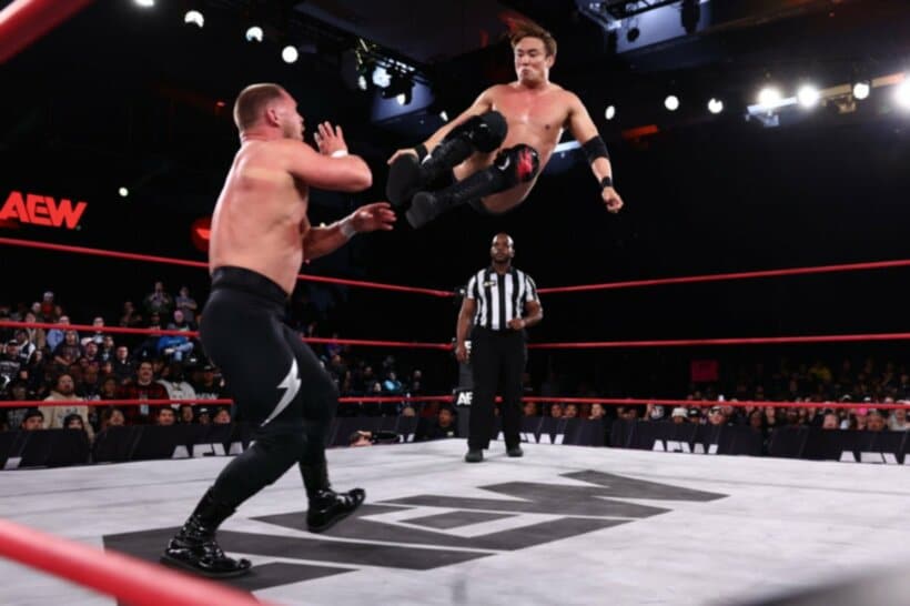 アダム・プリースト（左）にドロップキックを叩き込むオカダ・カズチカ©All Elite Wrestling