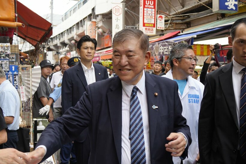 アメ横を視察する石破茂氏
