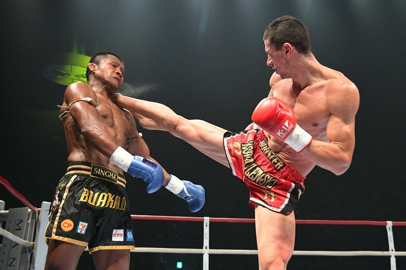 ２Rにブアカーオ・バンチャメーク（左）はストーヤン・コブリヴレンスキーのハイキックを受けた