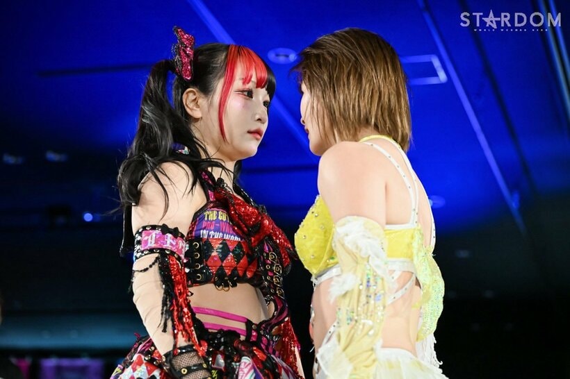 久しぶりの再会を果たした伊藤麻希(左)となつぽい（C）スターダム