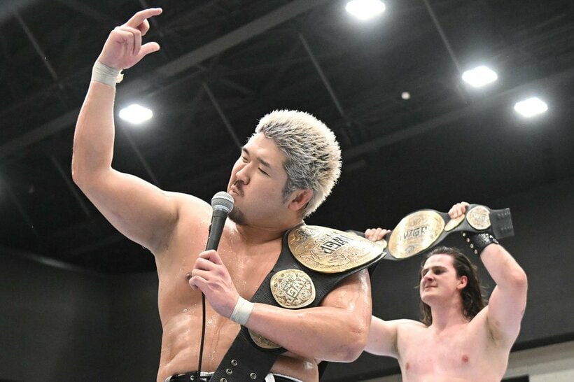 Ｂブロック首位通過を決めたＹｕｔｏ‐Ｉｃｅ（左）とＯＳＫＡＲ