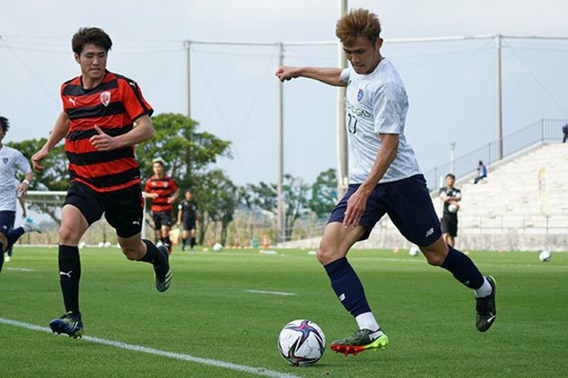  練習試合で精力的にプレーする田川（ＦＣ東京提供）