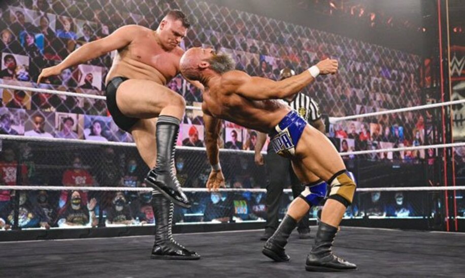  ＵＫ王者のウォルターはトマソ・チャンパ（右）に蹴りを見舞った（C）2021 WWE, Inc. All Rights Reserved.