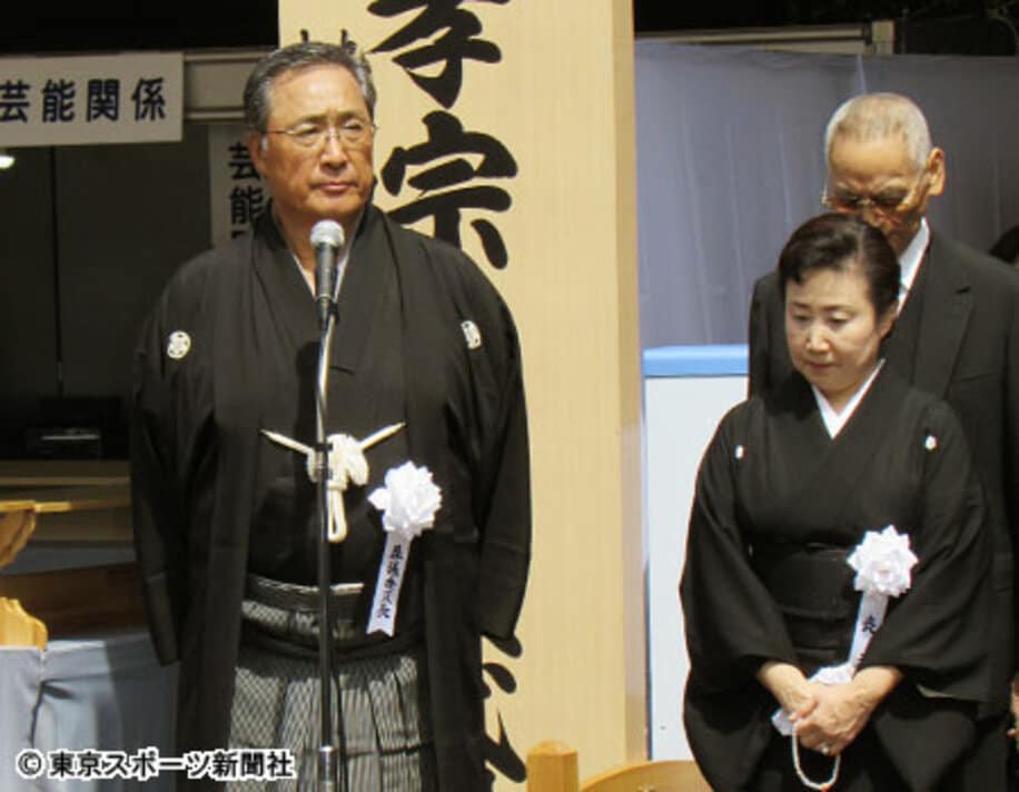 あいさつする葬儀委員長の元横綱北の富士勝昭さん（左）。手前右は妻の貴子さん