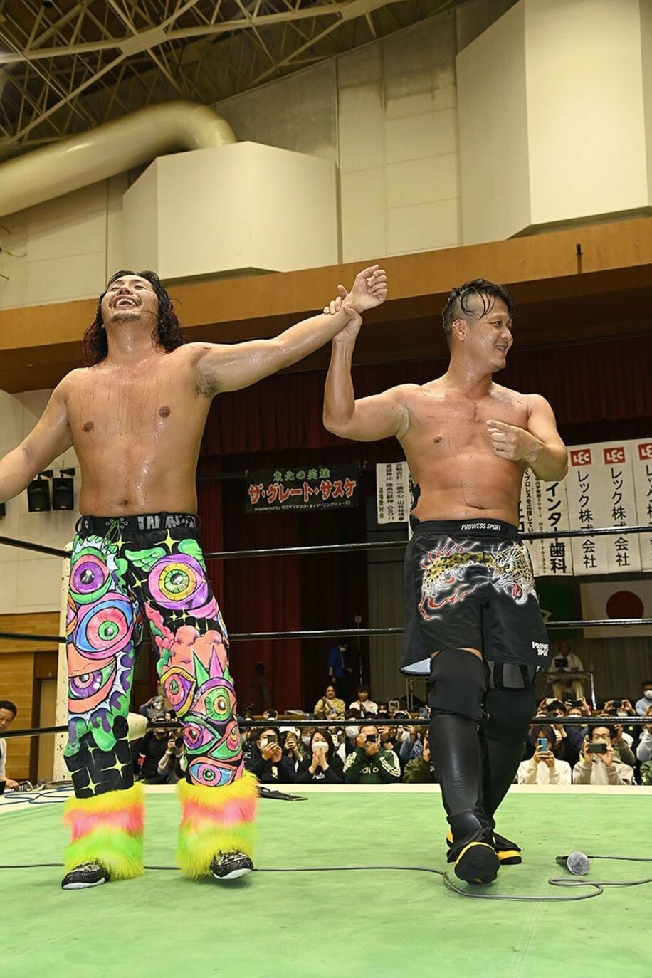 試合後、健闘をたたえ合う高橋ヒロム(左)とフジタ〝Jr〟ハヤト
