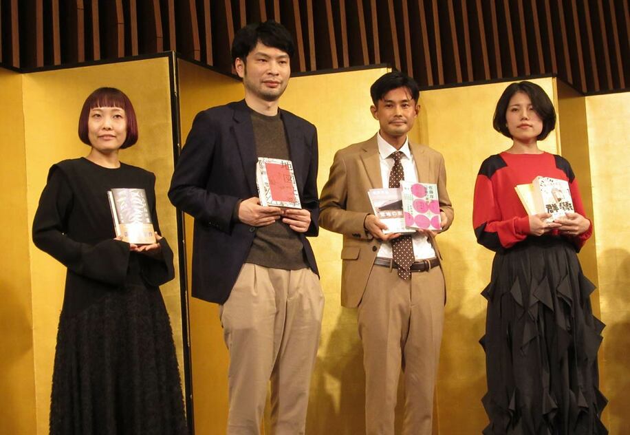 左から、直木賞受賞の千早茜氏、小川哲氏、芥川賞受賞の佐藤厚志氏、井戸川射子氏
