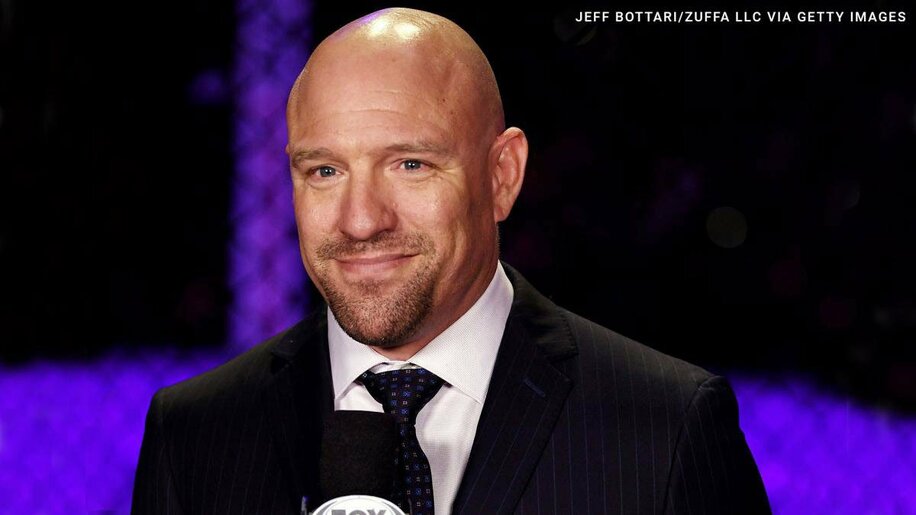  新たにロウのキャスターに就任したジミー・スミス氏(©2021-WWE,-Inc.-All-Rights-Reserved.)