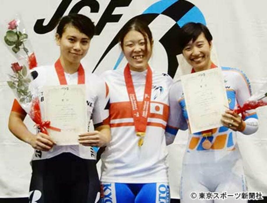  女子スプリントで１０連覇を達成した後、引退を表明した前田佳代乃（中）
