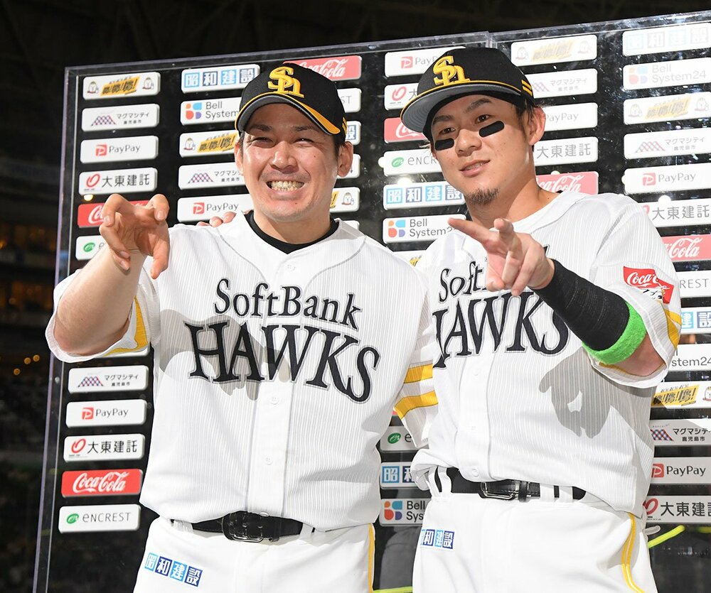 お立ち台で育成同期の千賀のお化けフォークポーズを決めるソフトバンク・甲斐拓也と牧原大成（２０２３年）