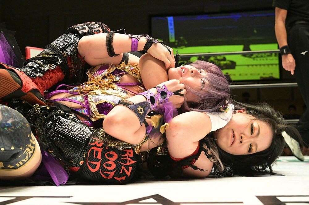 中野たむ（上）を攻める鈴季すず