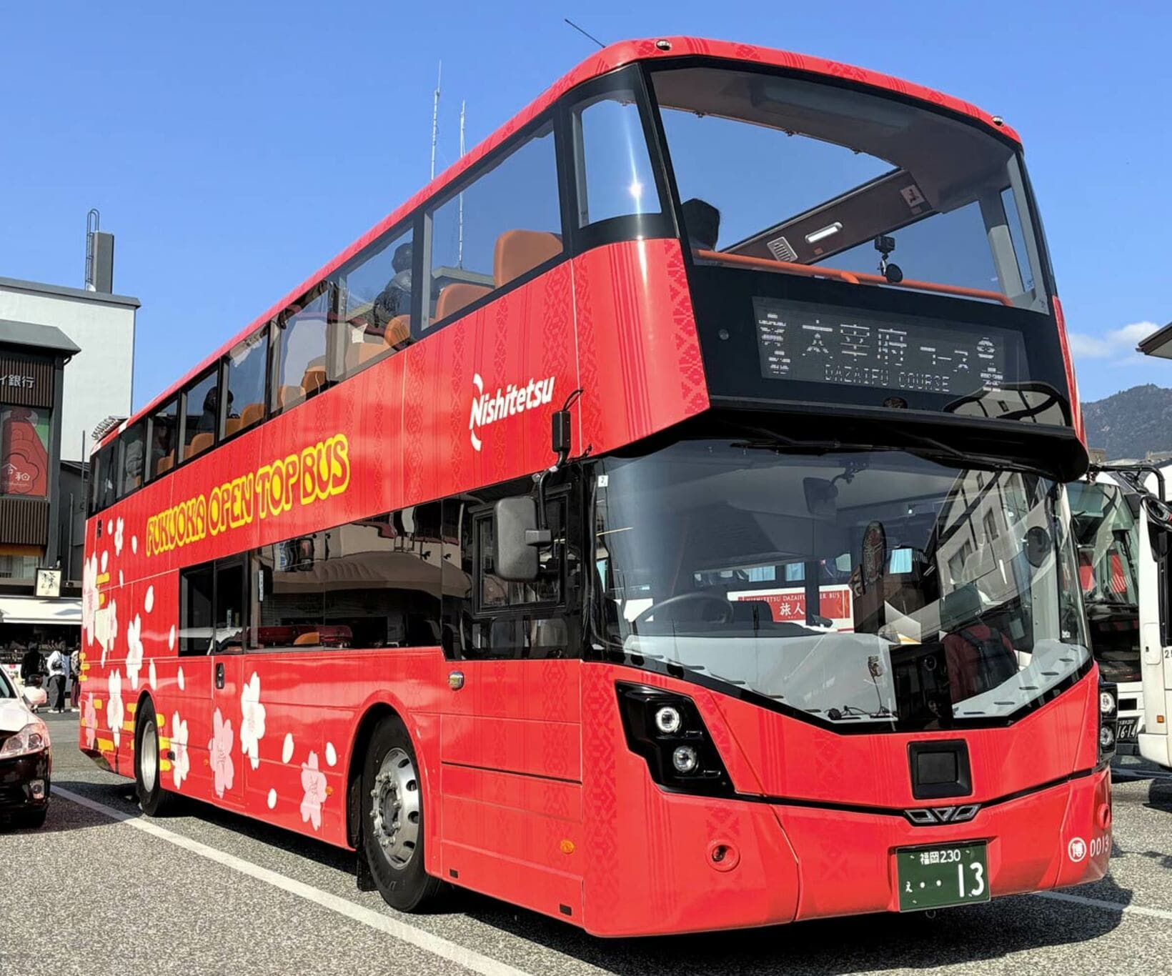 桜と博多織の献上柄をあしらった赤の新型車両