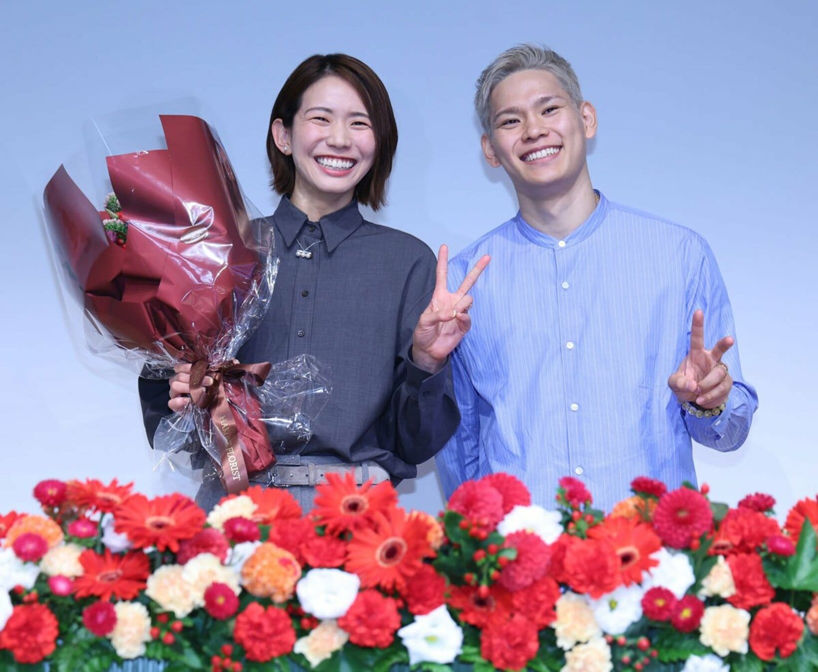 西田有志(右)と妻・古賀紗理那さんとの２ショット