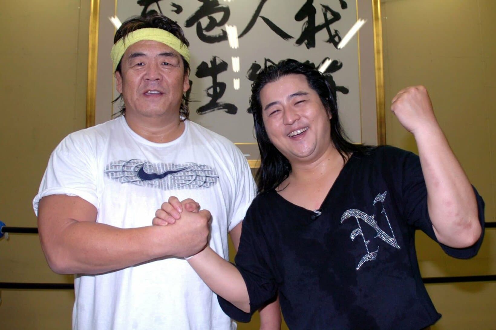 本家・長州力(左)と対面した長州小力（2005年）