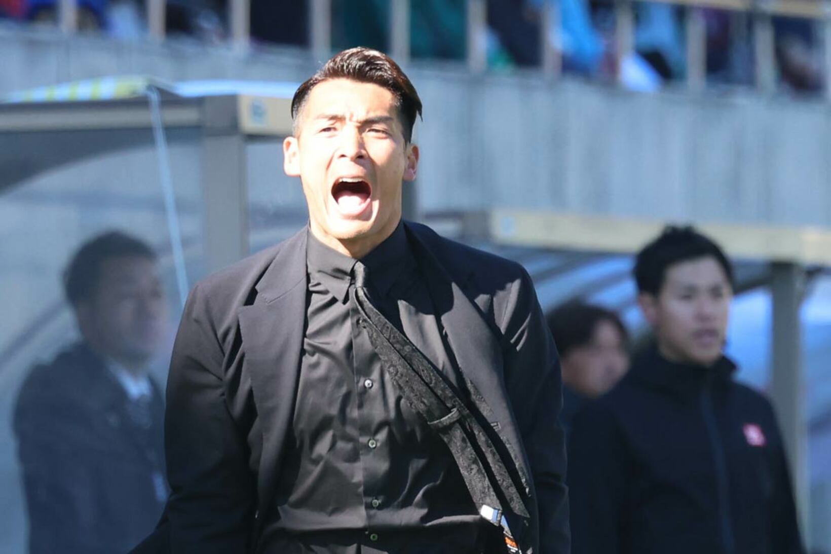 声を張り上げチームを鼓舞する槙野智章監督