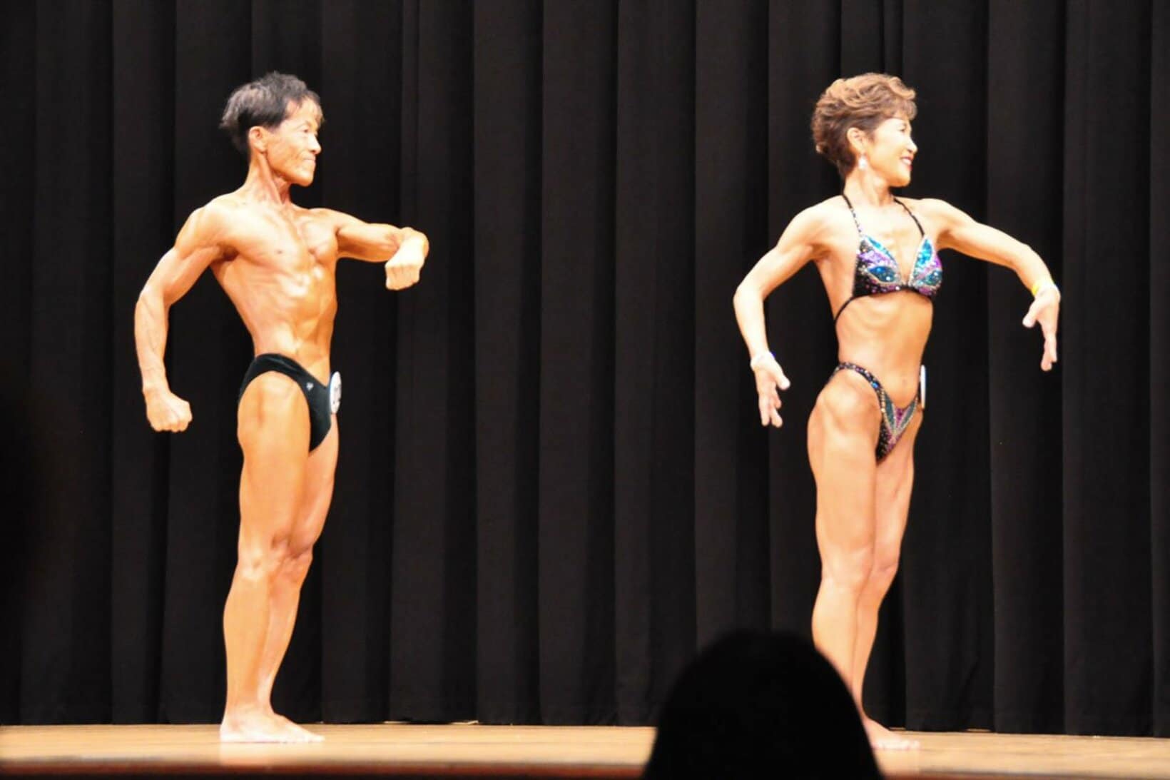 ポーズを決める川北勉(左)と高村奈緒美