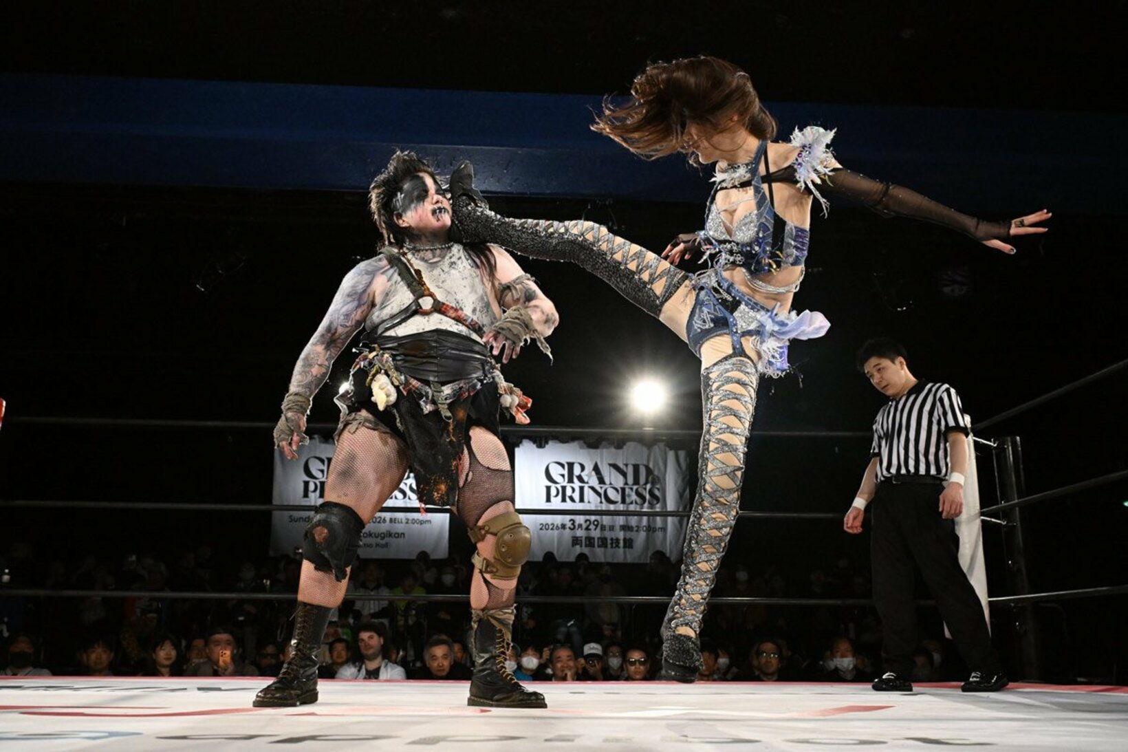 マックス・ジ・インペイラー(左)に蹴りを放つ上福ゆき