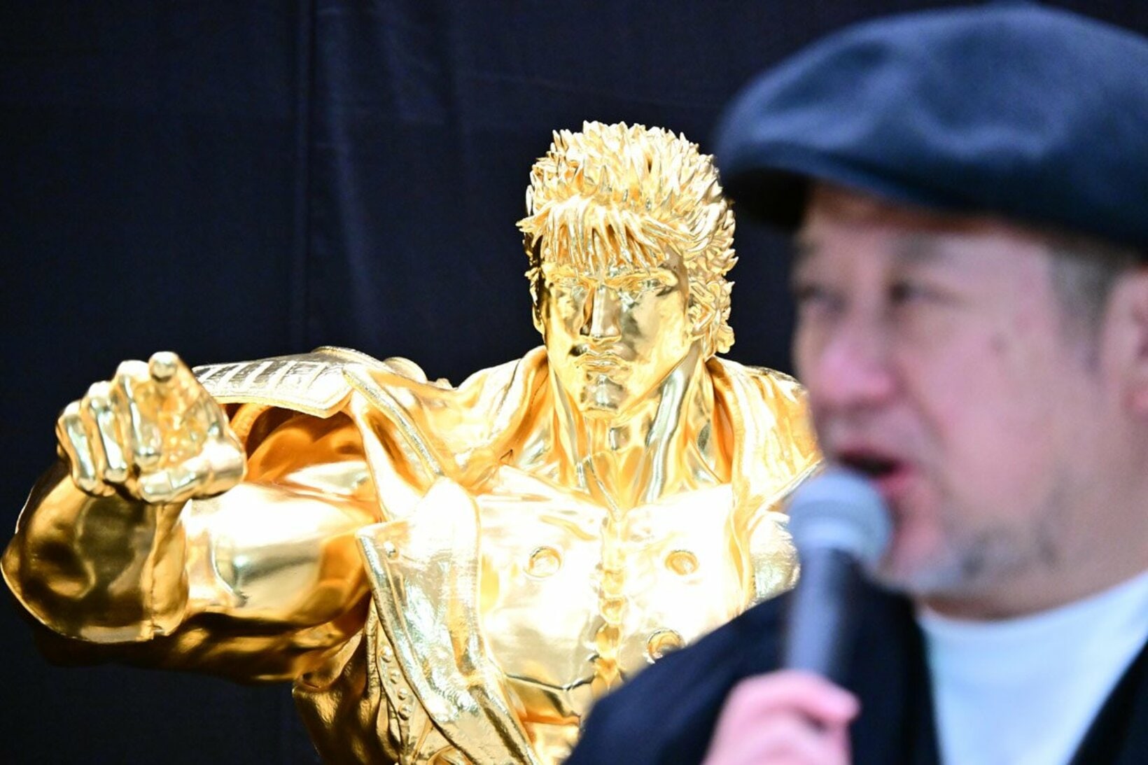 ケンシロウの黄金像とケンドーコバヤシ