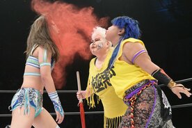 天咲光由(左)に毒霧を浴びせるダンプ松本(中)と刀羅ナツコ