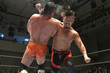 鷹木信悟がSANADA（左）にラリアート