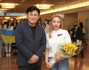  三木谷浩史氏（左）とチーナ・カーロリ（羽田空港-提供写真）