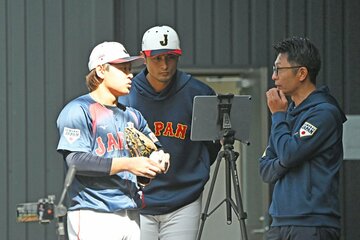宮城大弥（左）の投球データを見るダルビッシュ有