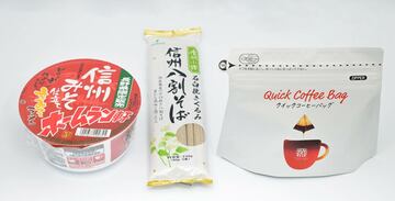軽井沢の丸山珈琲の商品（右）も人気だ