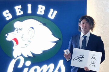 契約を更改し撮影に応じる今井達也