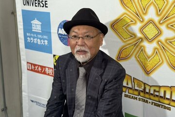 報道陣に取材対応するロッシー小川代表