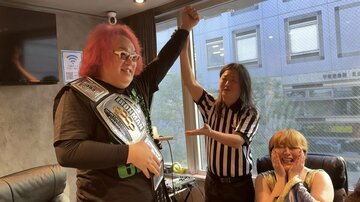 左から鳥越真仁プロ、木曽大介レフェリー、桐生真弥