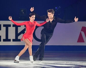 ナタリア・ザビアコ(左)とペアを組んでいたアレクサンドル・エンベルト（2018年）