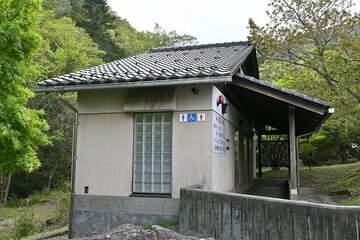 るり渓の公衆トイレ。地元民によれば春先は利用者がいないという