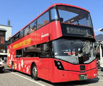 桜と博多織の献上柄をあしらった赤の新型車両