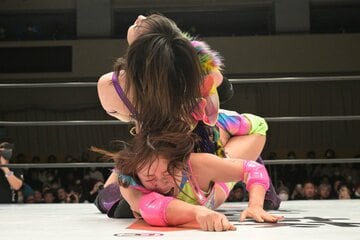 朱里(上)が繰り出したサソリ固めに悶絶するフワちゃん