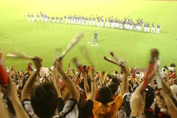 最終戦でレフトスタンドの近鉄ファンにあいさつした（２００４年９月）